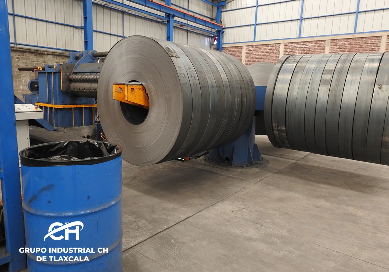 Nave de producción de Grupo Industrial CH en Tlaxcala con rollos de acero y línea de formado