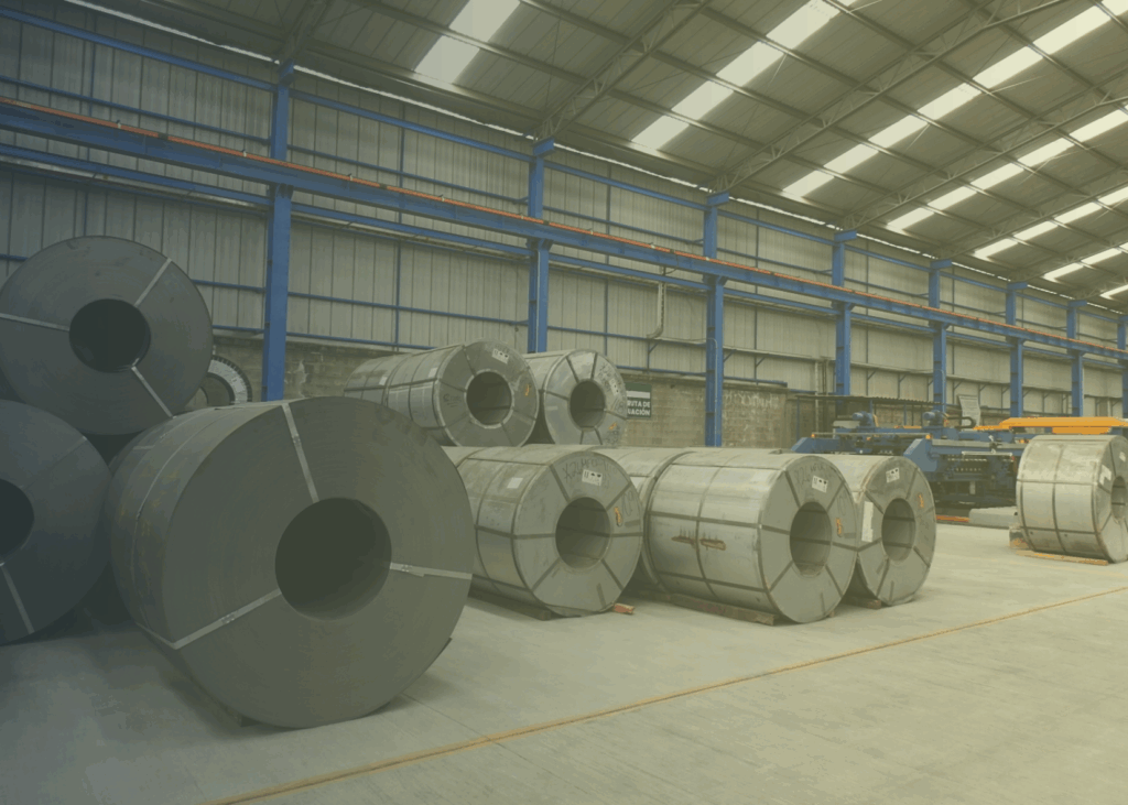 Rollos de lámina de acero en la planta de Grupo Industrial CH, Tlaxcala