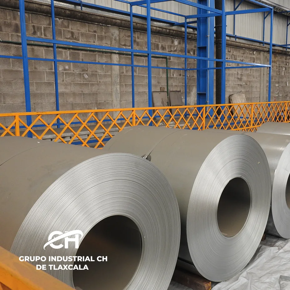 Rollos de lámina de acero galvanizada almacenados en la planta de Grupo Industrial CH